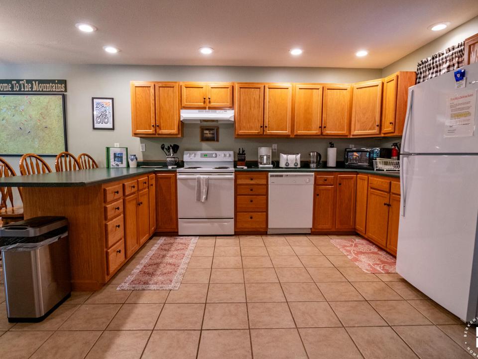 Pinehill8Townhome_June2024_Kitchen