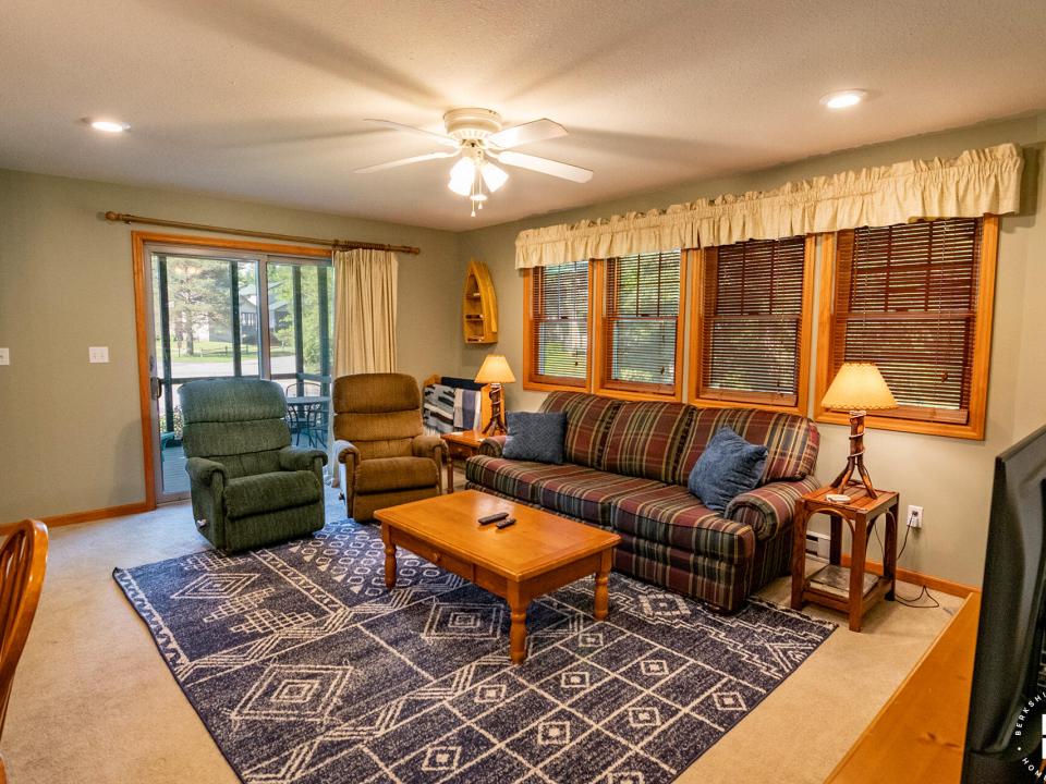 Pinehill8Townhome_June2024_LivingRoom_Sc