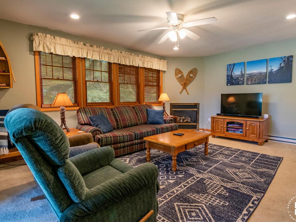 Pinehill8Townhome_June2024_LivingRoom