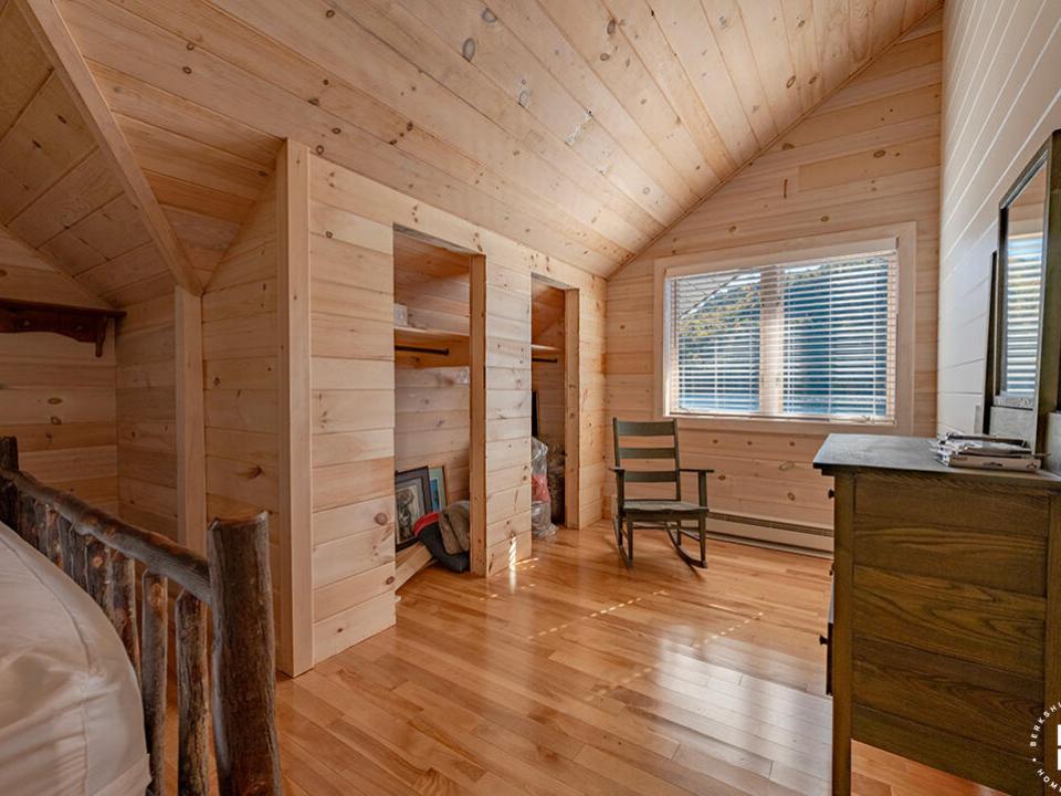 BoatAccessCampOnLP_Boathouse2_Bedroom_Cl