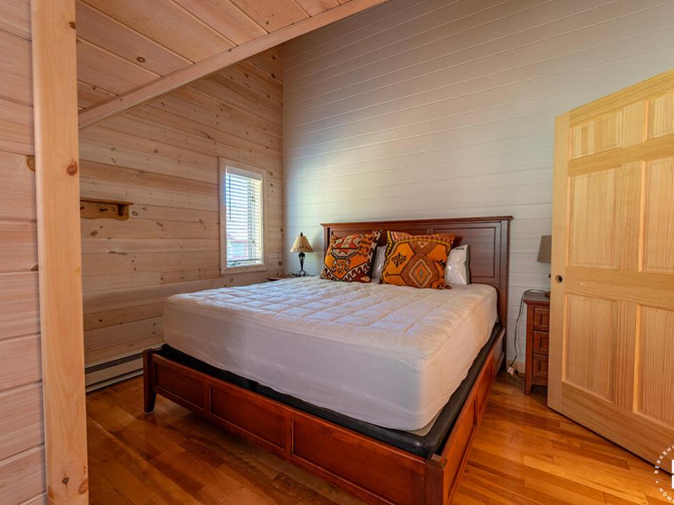 BoatAccessCampOnLP_Boathouse2_Bedroom2