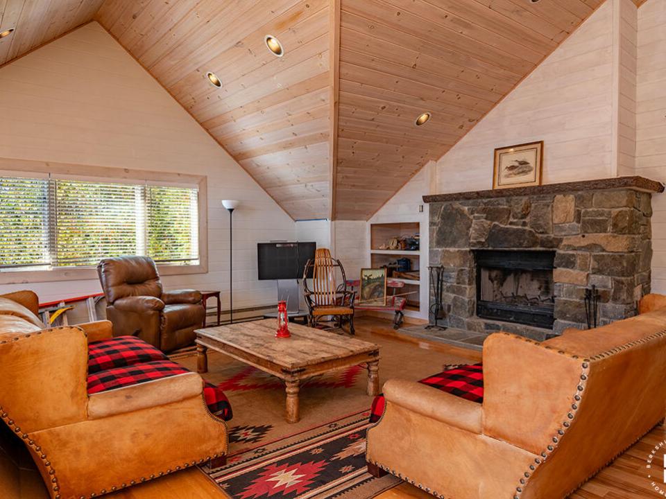 BoatAccessCampOnLP_Boathouse2_LivingRoom