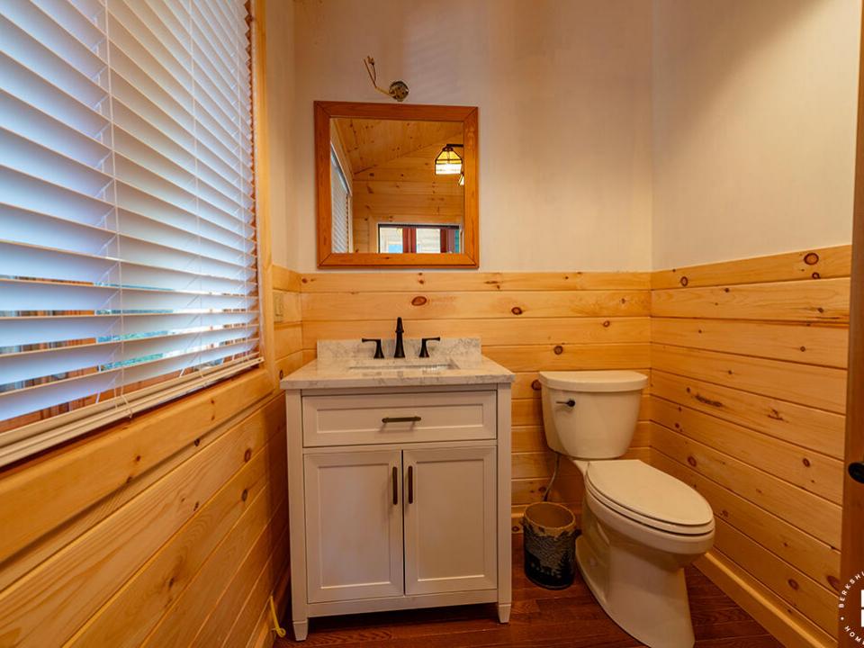 BoatAccessCampOnLP_House2_Bathroom