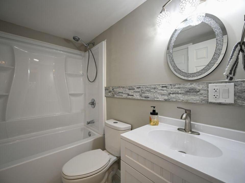 17 Columbus Dr bath 1