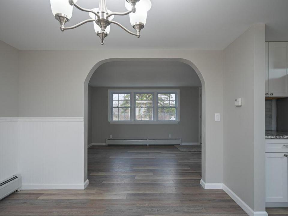 17 Columbus Dr din- liv