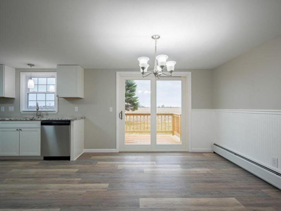 17 Columbus Dr dining