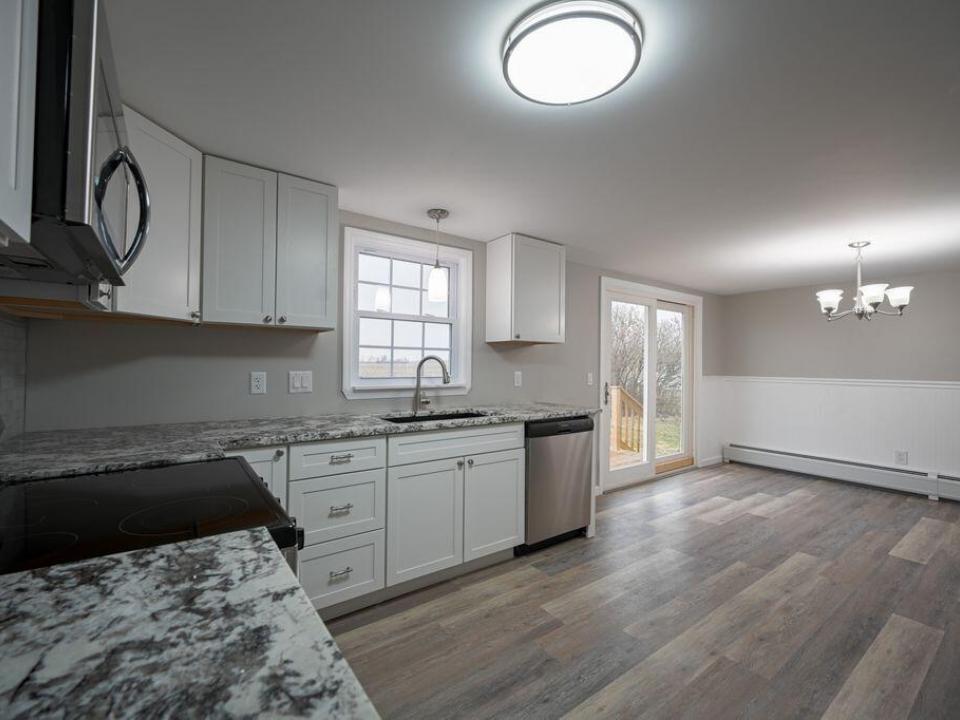 17 Columbus Dr kit-din