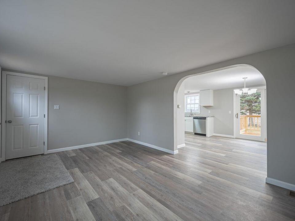 17 Columbus Dr liv-din 1