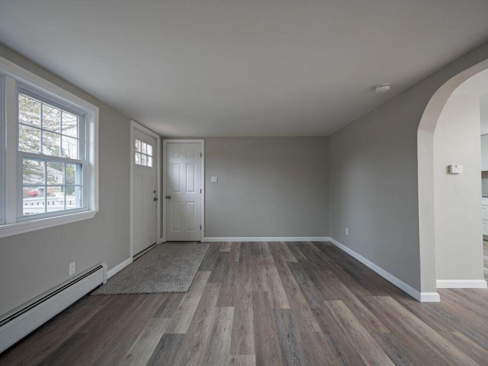 17 Columbus Dr livinfroom 2