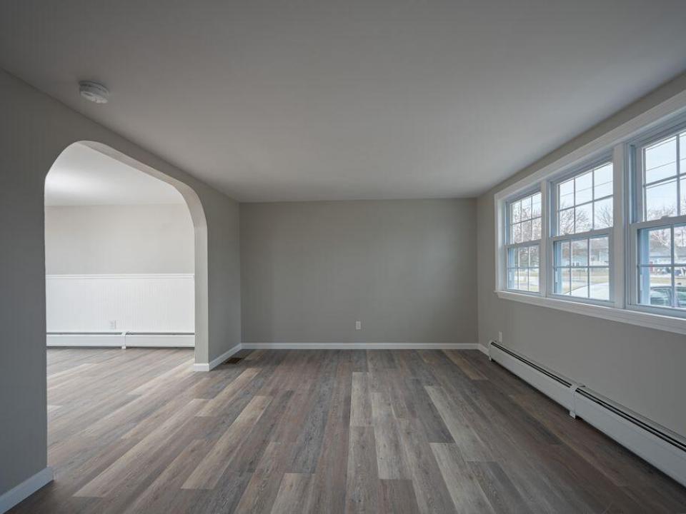 17 Columbus Dr livingroom 2