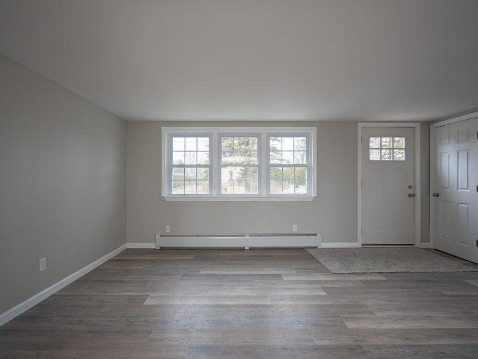 17 Columbus Dr livingroom