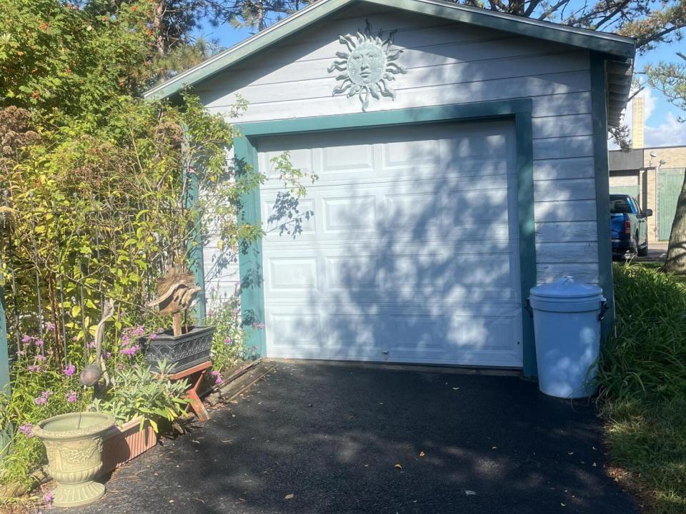 Detached Garage