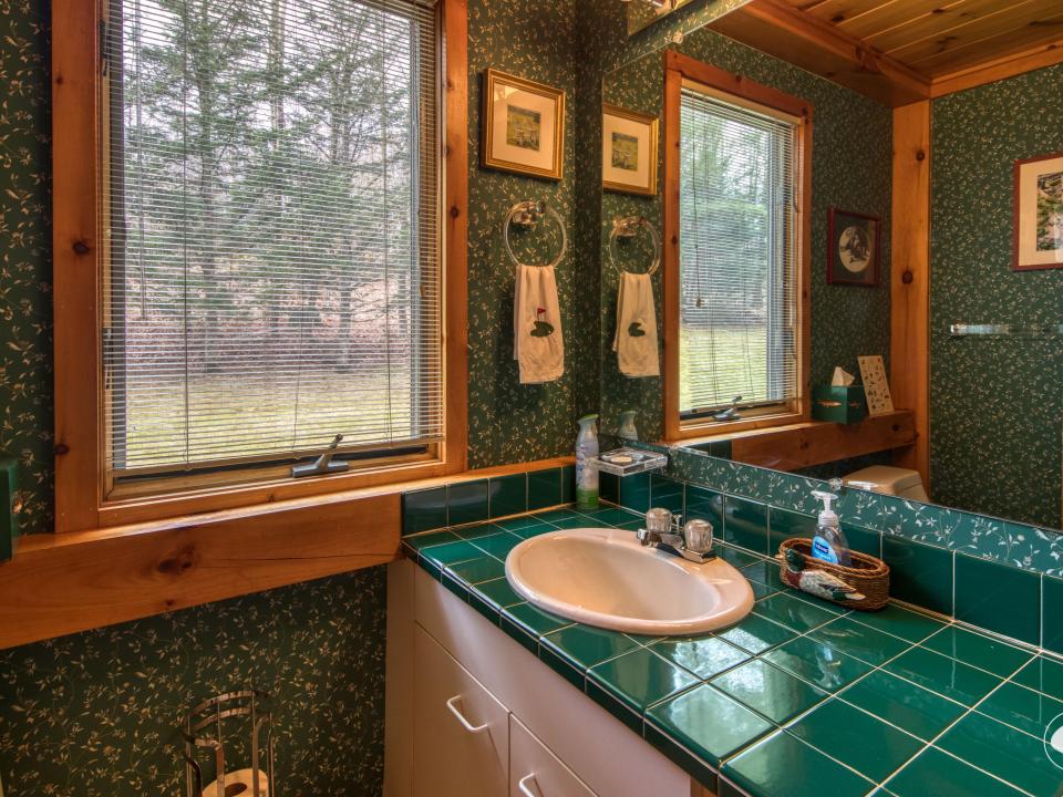 8Powder Room