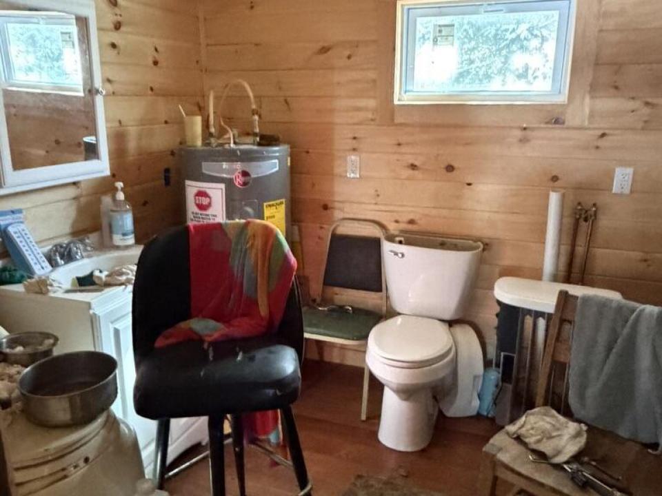 83E26BB8-072C-46E3-A2B6-AEF39D031589_1_1