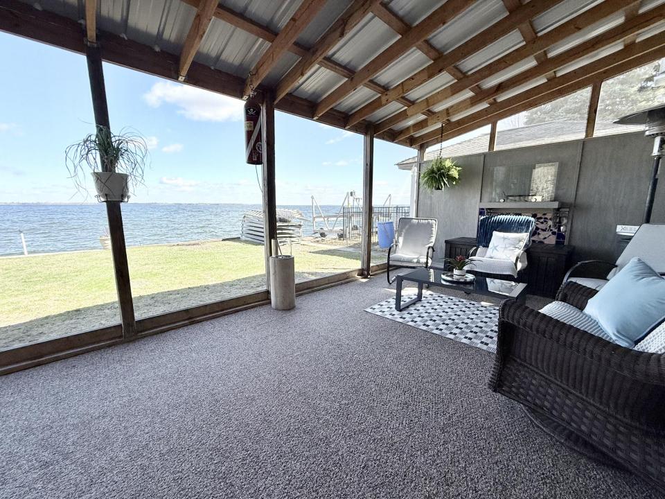 Screen porch