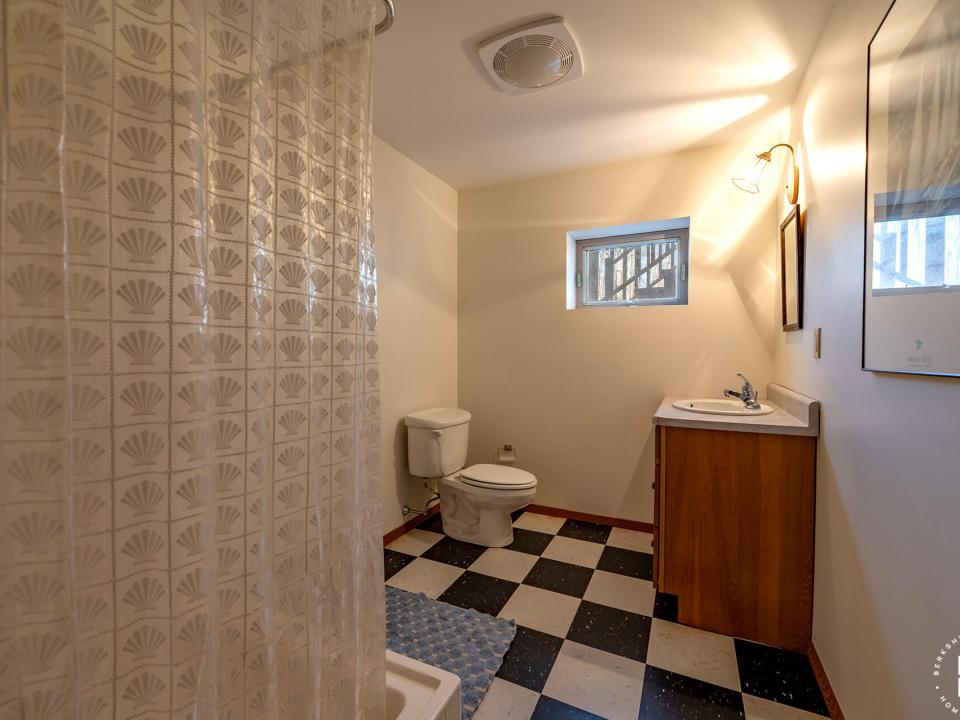 EssexHomeOnClubhouseWay_Bathroom1