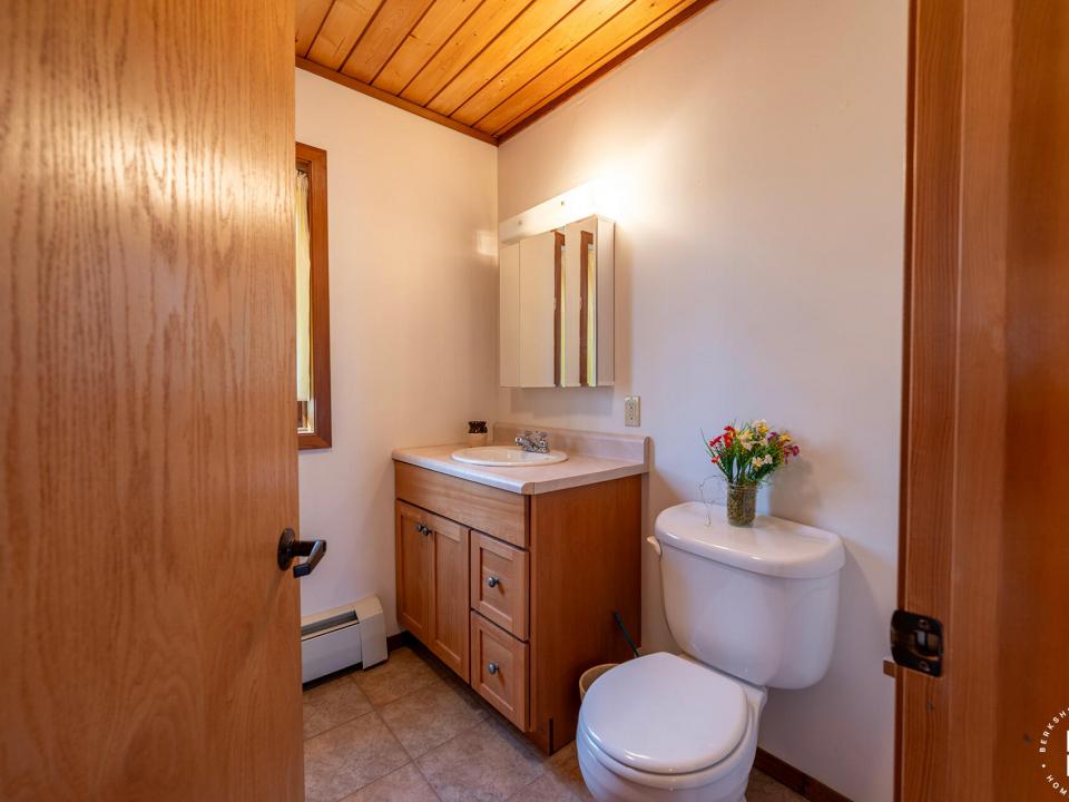 EssexHomeOnClubhouseWay_Bathroom2_Vanity