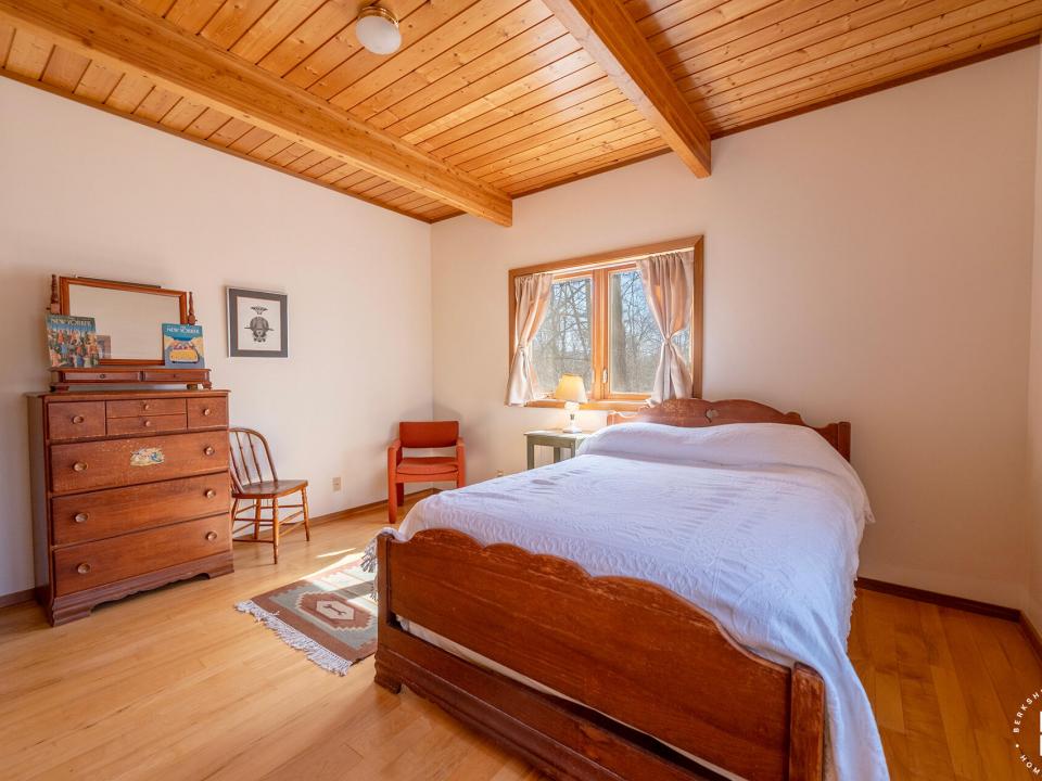 EssexHomeOnClubhouseWay_Bedroom1_Dresser