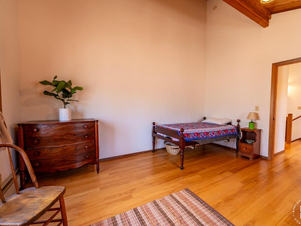 EssexHomeOnClubhouseWay_Bedroom4_Dresser