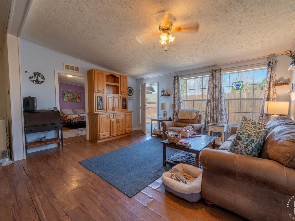 LakePlacidHomeOnFawnRidge_LR_R