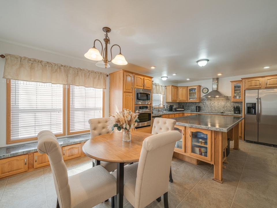 62 Lindsay Ave-37
