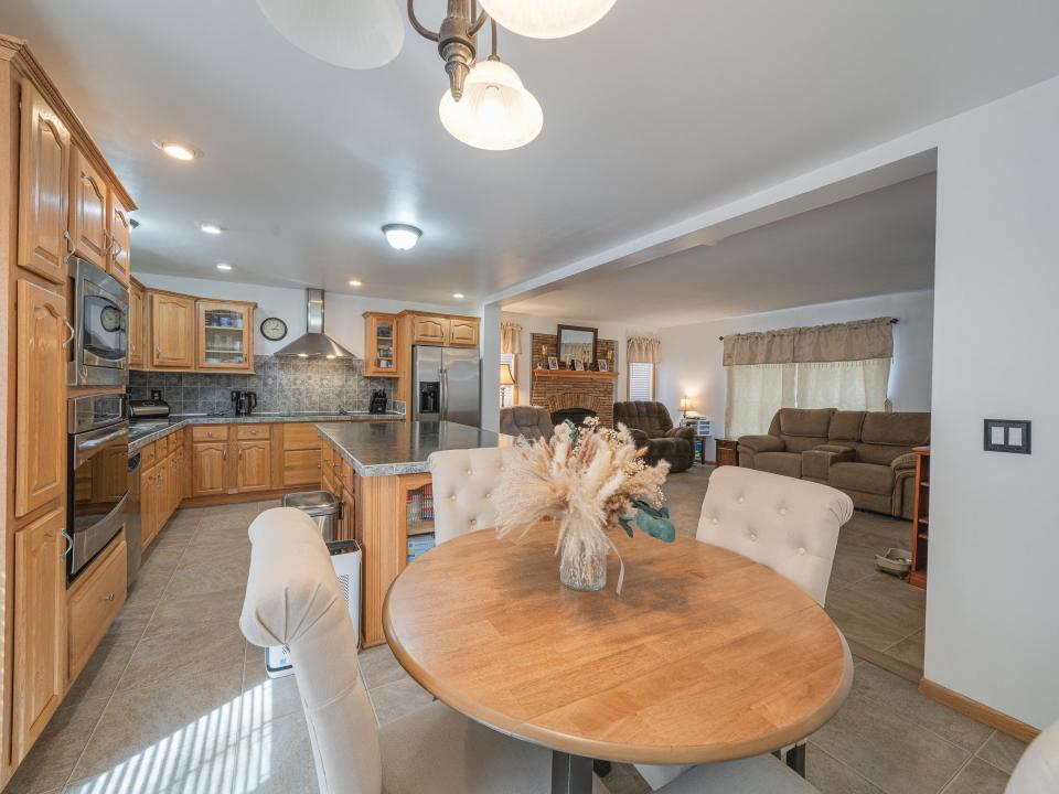 62 Lindsay Ave-38