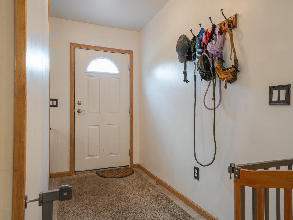 62 Lindsay Ave-30