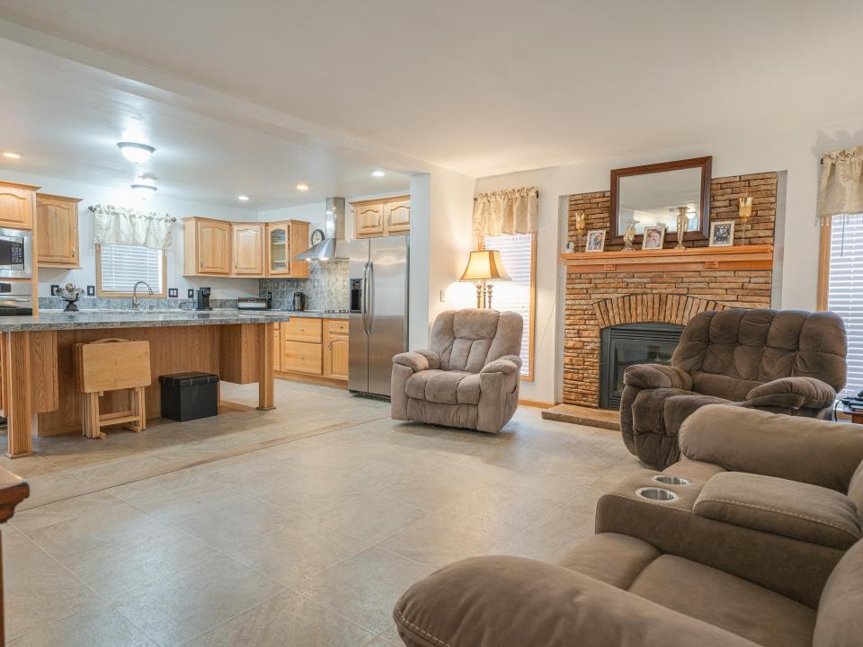 62 Lindsay Ave-32