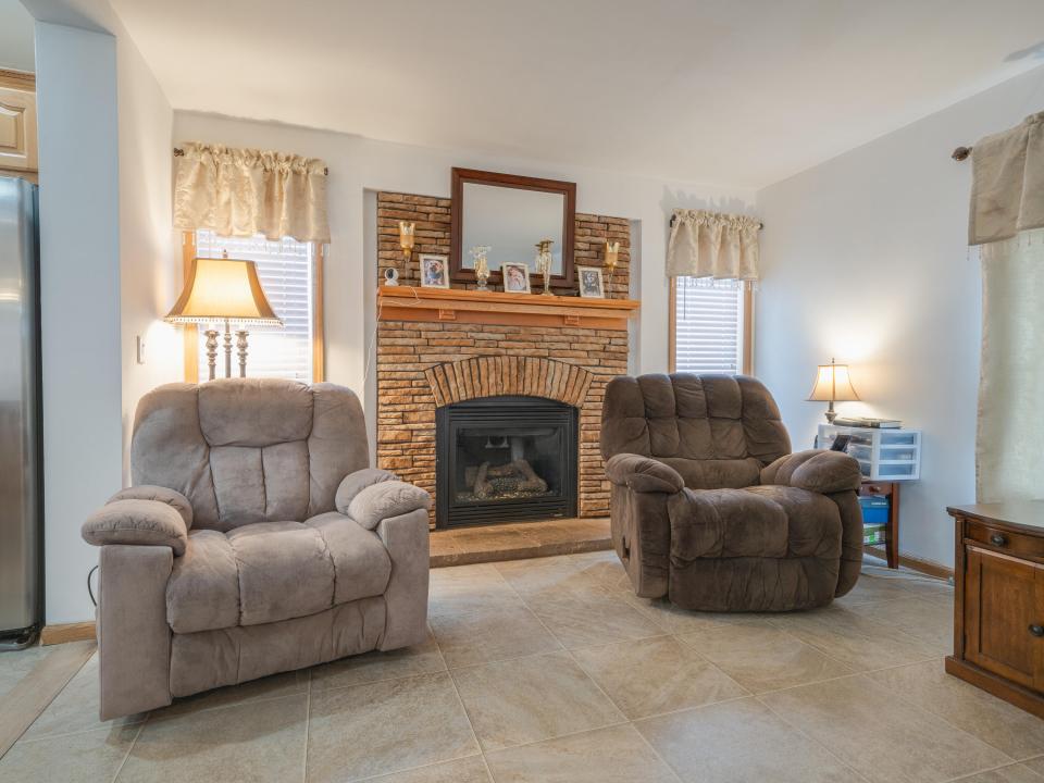 62 Lindsay Ave-34