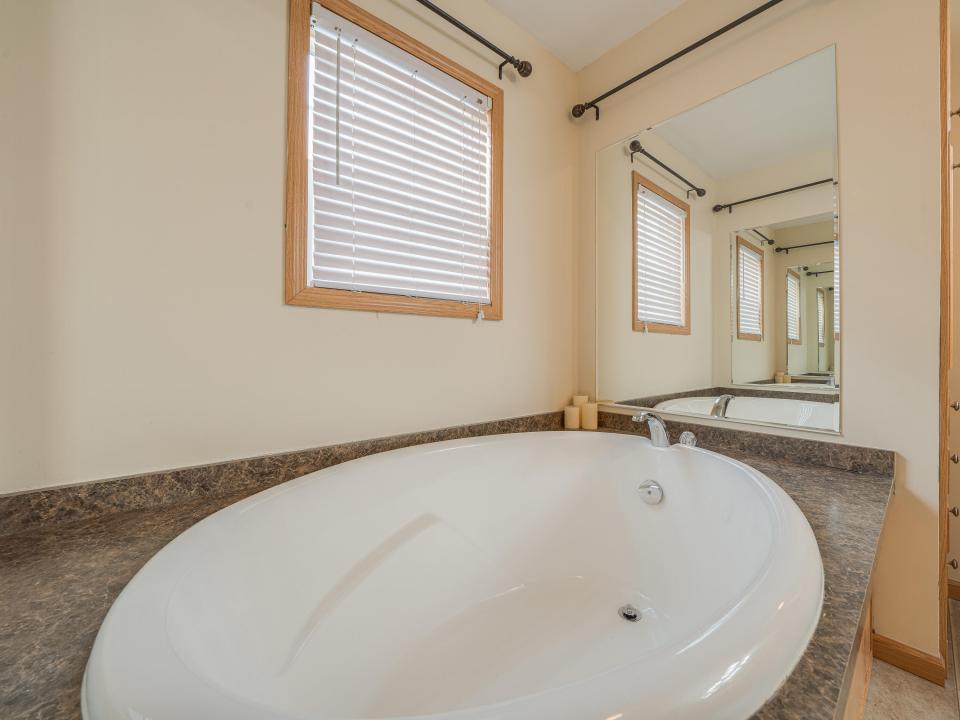 62 Lindsay Ave-66
