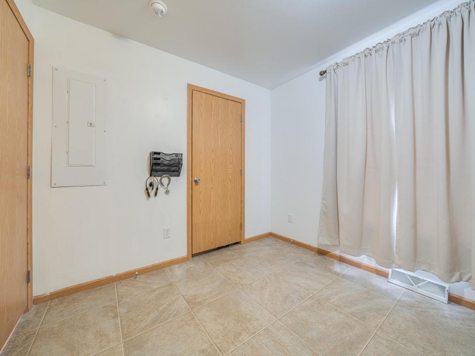 62 Lindsay Ave-50