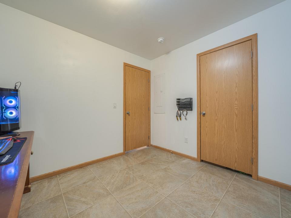 62 Lindsay Ave-51