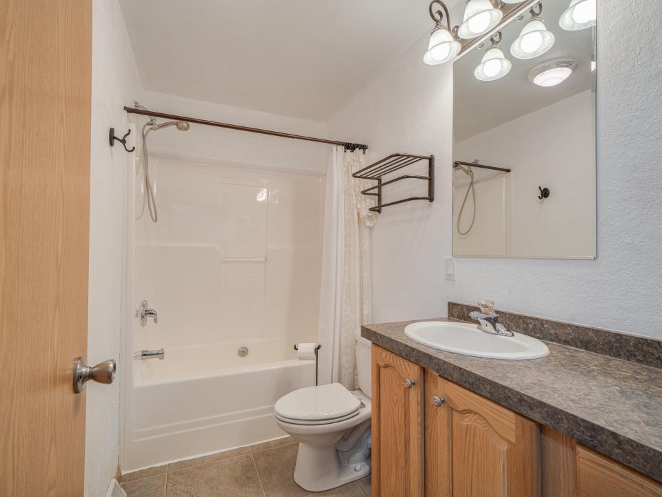 62 Lindsay Ave-52