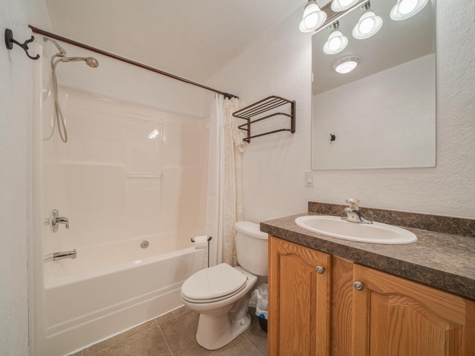 62 Lindsay Ave-53