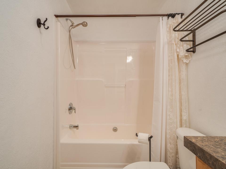 62 Lindsay Ave-54