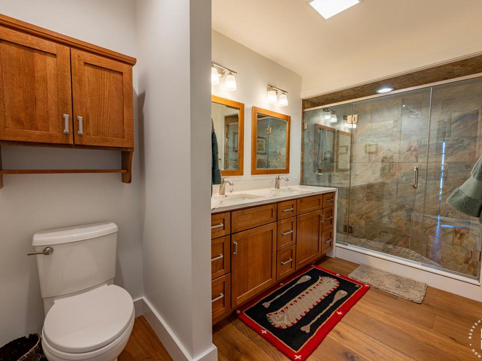 WatersEdge2InLakePlacid_Bathroom1