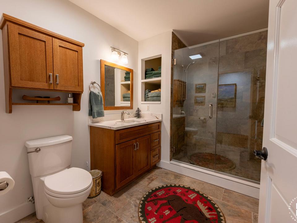 WatersEdge2InLakePlacid_Bathroom2