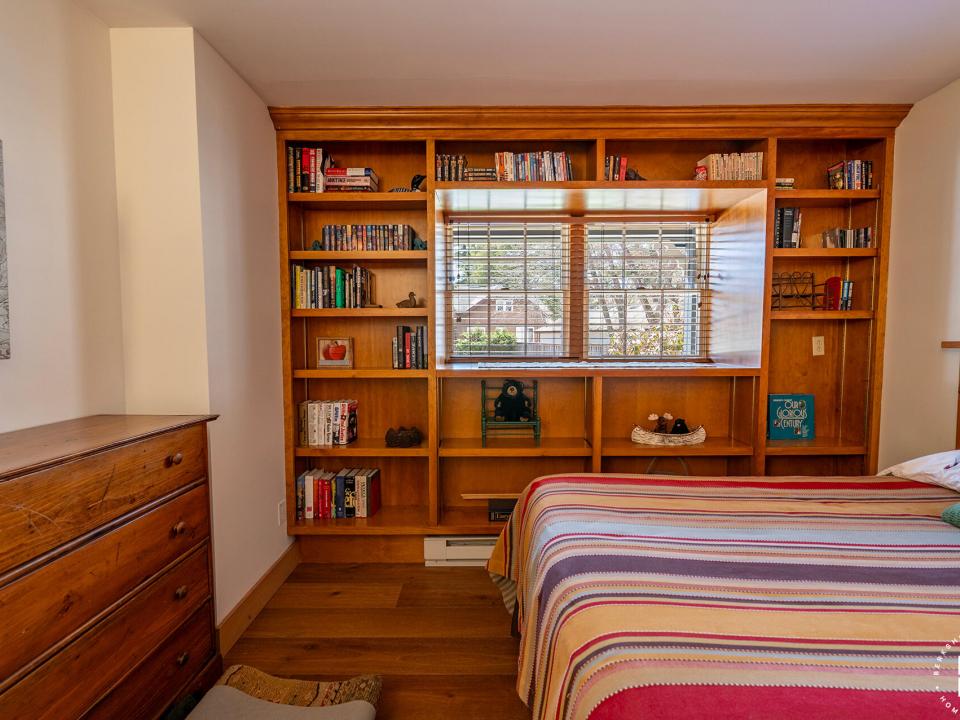 WatersEdge2InLakePlacid_Bedroom2_Bookshe