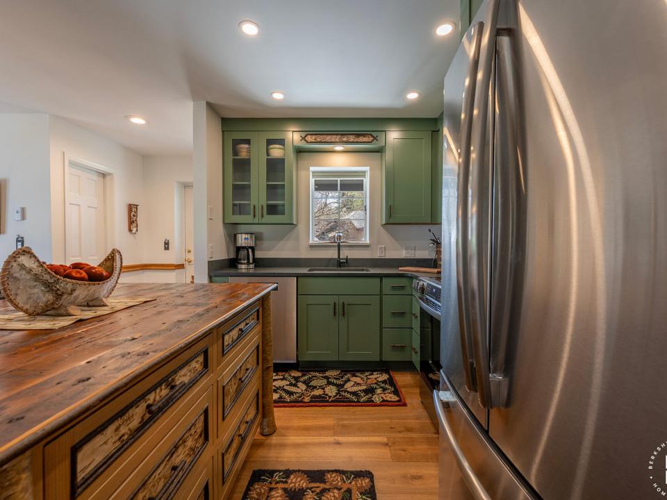 WatersEdge2InLakePlacid_Kitchen_Fridge