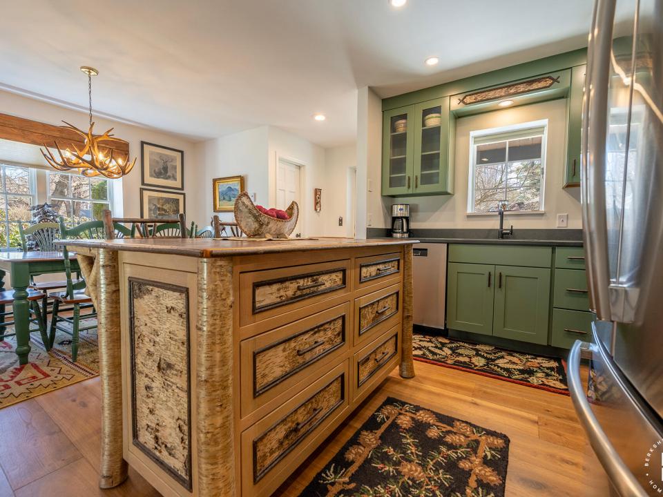 WatersEdge2InLakePlacid_Kitchen_Island