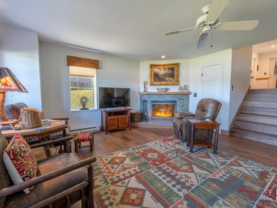 WatersEdge2InLakePlacid_LivingRoom_Firep
