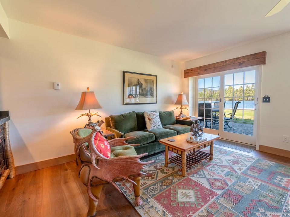 WatersEdge2InLakePlacid_LivingRoom_Patio
