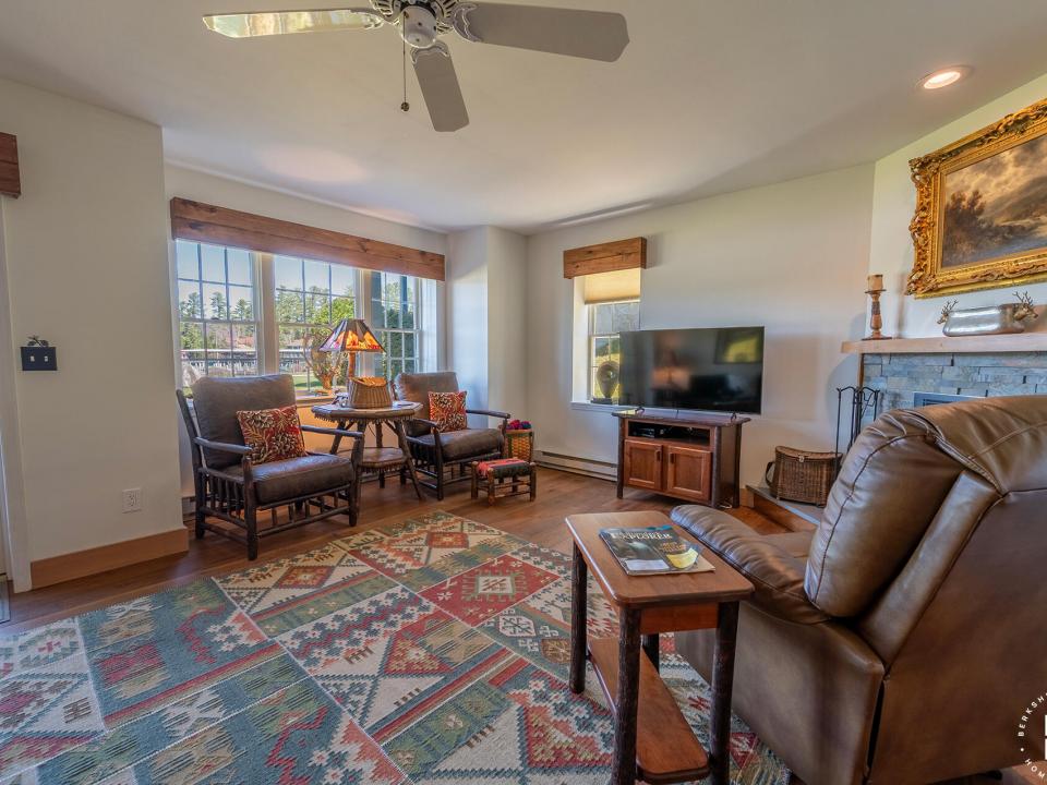 WatersEdge2InLakePlacid_LivingRoom