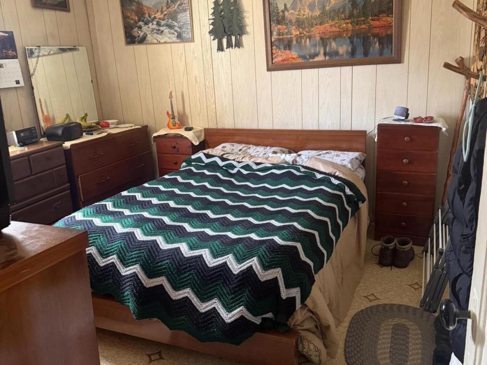 Pic 6 - floor 1 primary bedroom