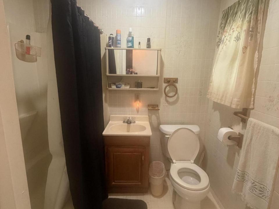 Pic 18 downstairs bathroom