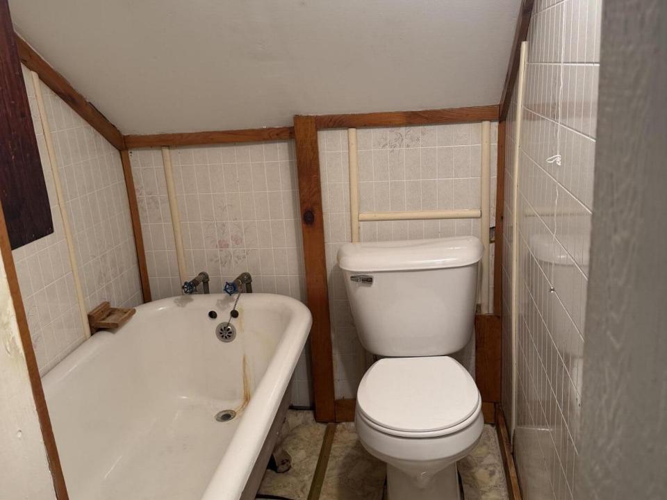 Pic 13-upstairs bath