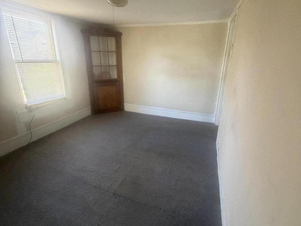 Pic 17-upstairs living room 2