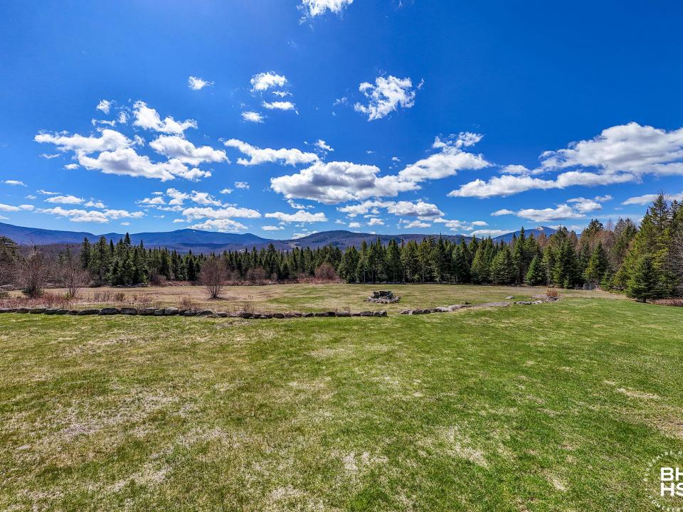 LakePlacidHomeOnCoyote_A_Yard_Mtns_WA