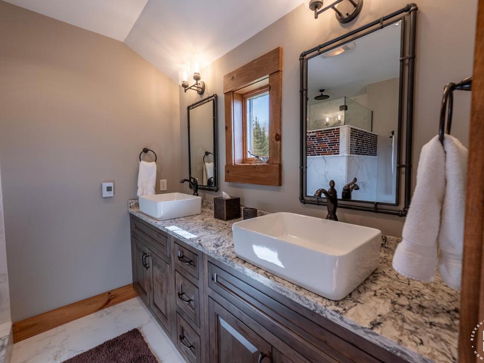 LakePlacidHomeOnCoyote_Bathroom2_Vanity