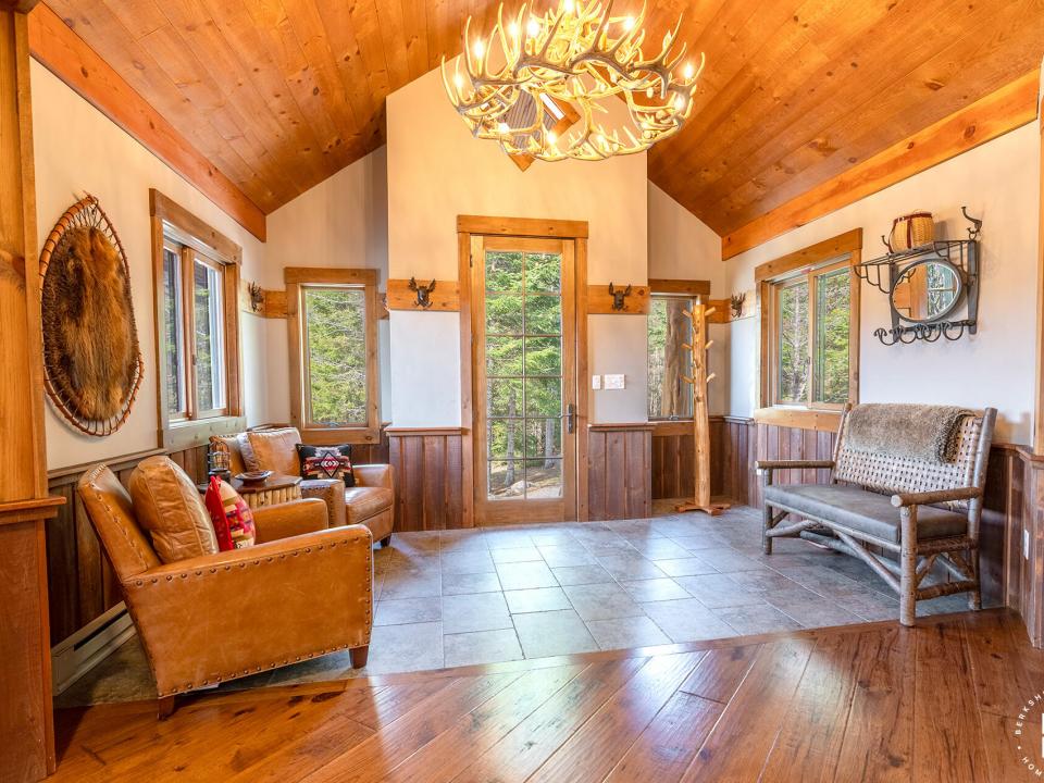 LakePlacidHomeOnCoyote_Entry